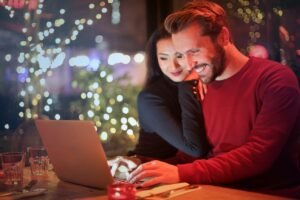 Read more about the article 15 Text Messages to Send Your Wife Today to Make Her Smile
